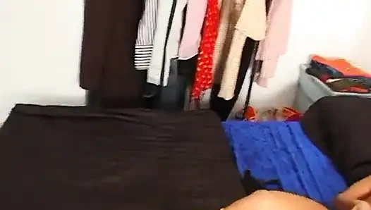 Küçük memeli sarışın fahişe oyuncu seçmelerinde amını parmaklıyor