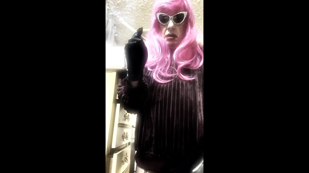 SMOKING LONG CIGARETTES AND VIBRATING MY CLITTY WHILE IN THE BATHROOM