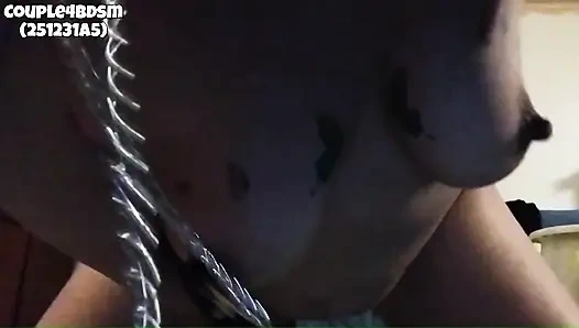 Meme ucu kıskaçlı domaltarak sikiliyor önden görünüm (251231a5)