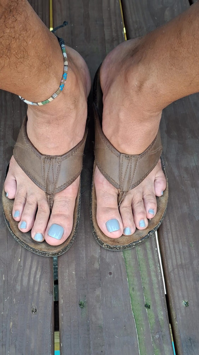 Lick and kiss my femboy feet and toes until you're ready to give me your hot thick lotion