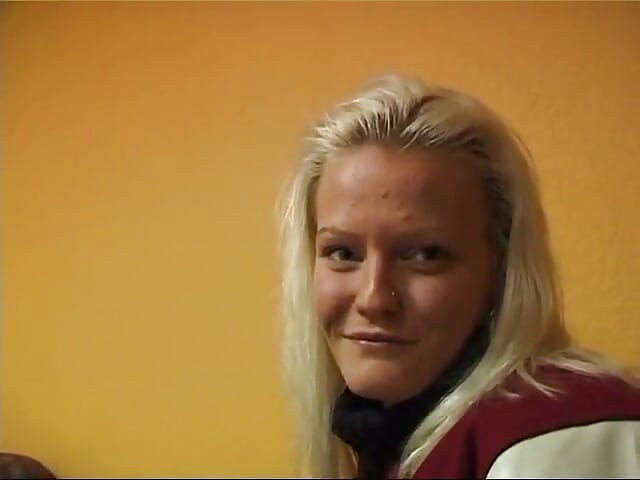 Sexig blond tjej kommer att göra vad som helst