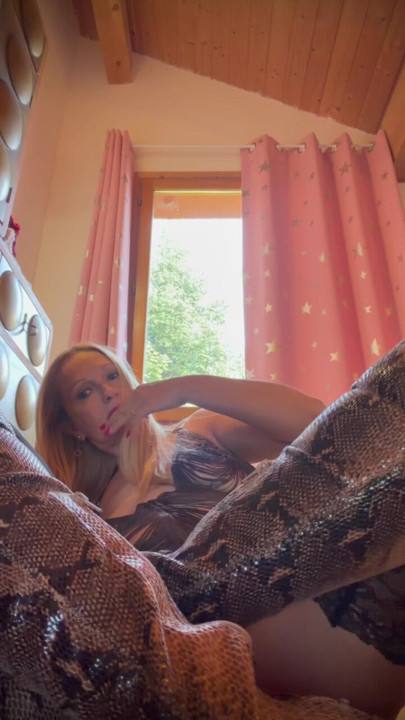 Who would like to have fun with me? I'm a married milf but my husband loves it when I'm a slut!