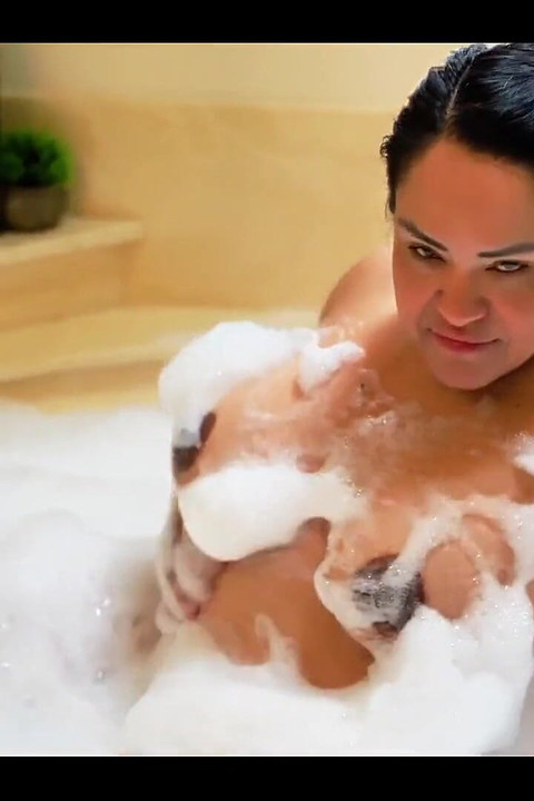 De ce nu te alături de mine pentru o baie luxuriantă cu bule azi?