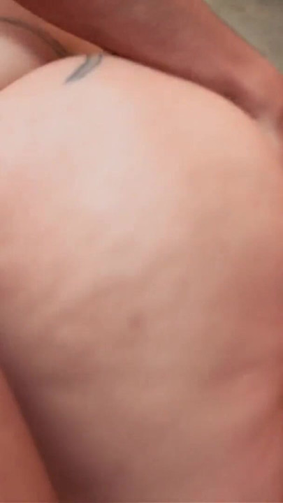 내 남매는 내 거대한 엉덩이를 볼 참을 수 없어 그의 거대한 꼬인 자지로 나를 따먹게되고 나는 그의 우유를 삼켜 | 클립 3