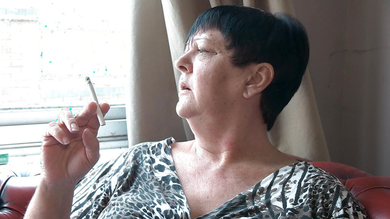 Hot trekant action med brunette babe