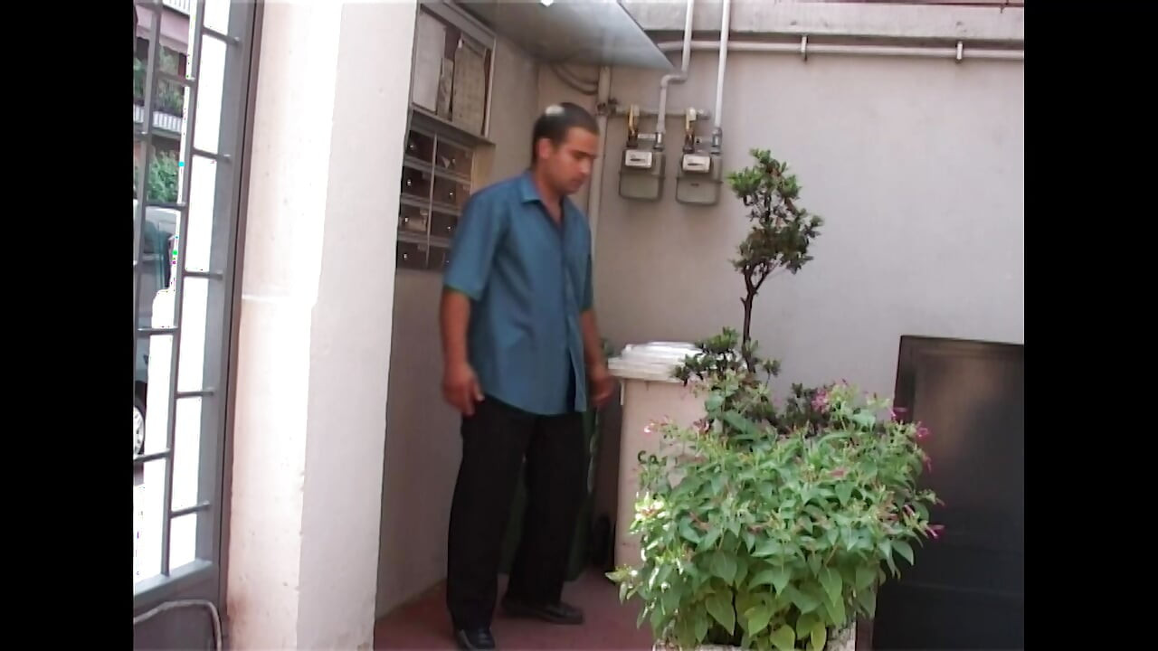 Zrela žena se jebe u kancelariji tokom radnog vremena