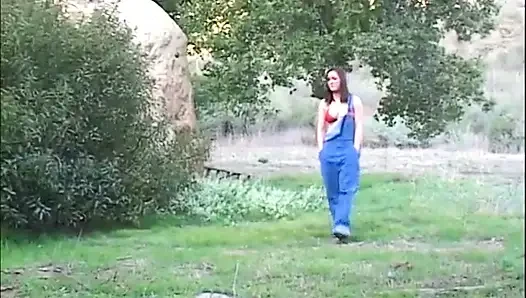 Büyük memeli muhteşem esmer bahçeye bakmak için kiralandı ama başka planları var