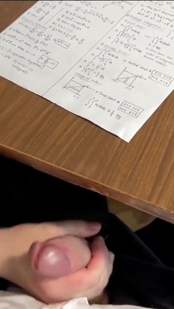 תלמידת בית ספר חזה גדול נותנת עבודת יד לחבר לכיתה מתחת לשולחן בשיעור מתמטיקה | קליפ 1