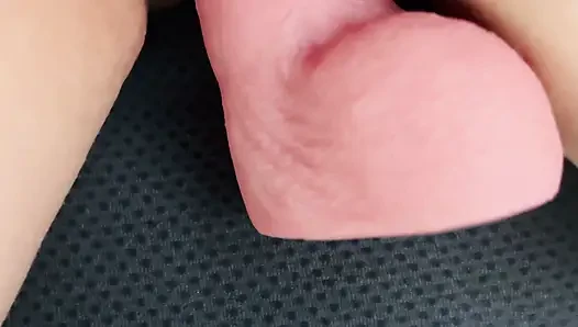 Im Auto Halte Ich Auf Einem Parkplatz, Um Meine Muschi Wie Eine Hure Zu Dildosieren, Auf Die Gefahr Hin, Von Fremden Überrascht