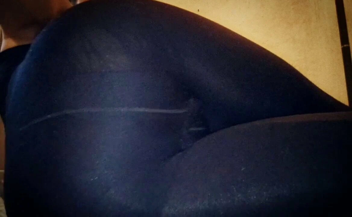 Minha bunda em leggings pretas