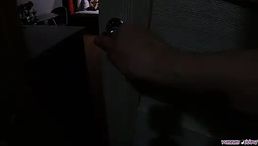 Oda arkadaşım beni yeni anal oyuncağımla yakaladı - karşı koyamadım