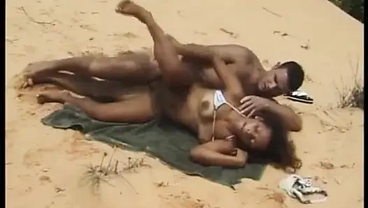 Чернокожую крошку из Германии трахнули на пляже