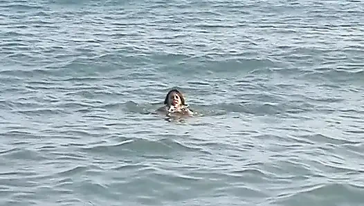 Genç kız erkek arkadaşıyla tatilde