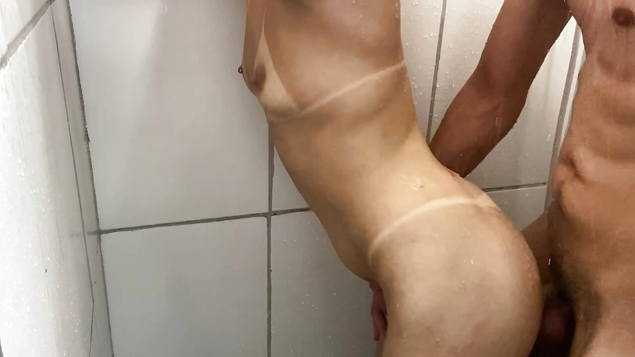 Mi-a futut curul la duș!