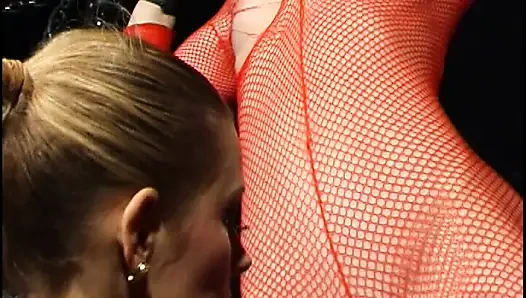 Крошка В Красных Чулках-сеточках Доминирует Над Связанным Членом В Диком Бдсм-тройничке