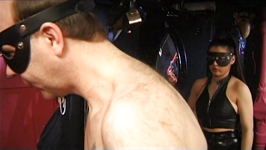 Brineta nemačka zgodna mama se jebe sa vibratorima u BDSM