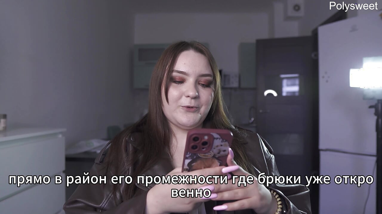 ポルノの話 - 彼女は裸で売り手と遊んでおり、客が通り過ぎる中で(ロシア人、ライトフェムドム、公衆の場での裸)
