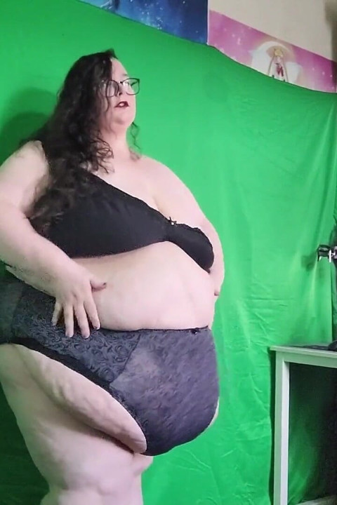 SSBBW:n aistilliset liikkeet ja strippi