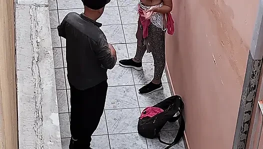 Я позволила моему боссу порвать мою одежду после того, как он застукал меня за курением.