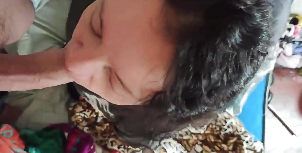 Sevimli orta yaşlı seksi kadın tüm süt çıkana kadar penisini emiyor