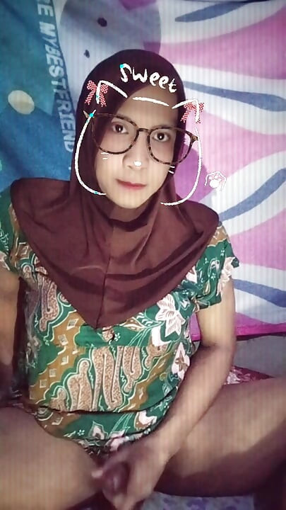 Hijab transsexual se masturbando no quarto