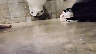 Strip-tease et sodomie dans les toilettes publiques très risquées