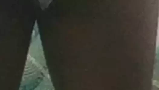 Kardeşin arkadaşı oğlanın boşalmasını izliyor