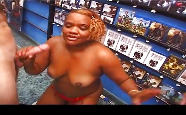 Twee amateur milfs gangbang in een videowinkel