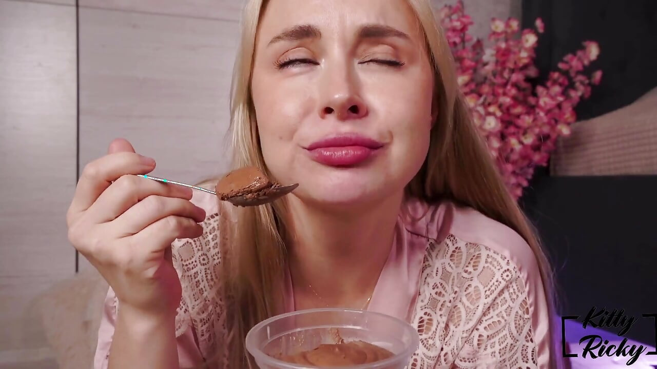Ich esse Kuchen