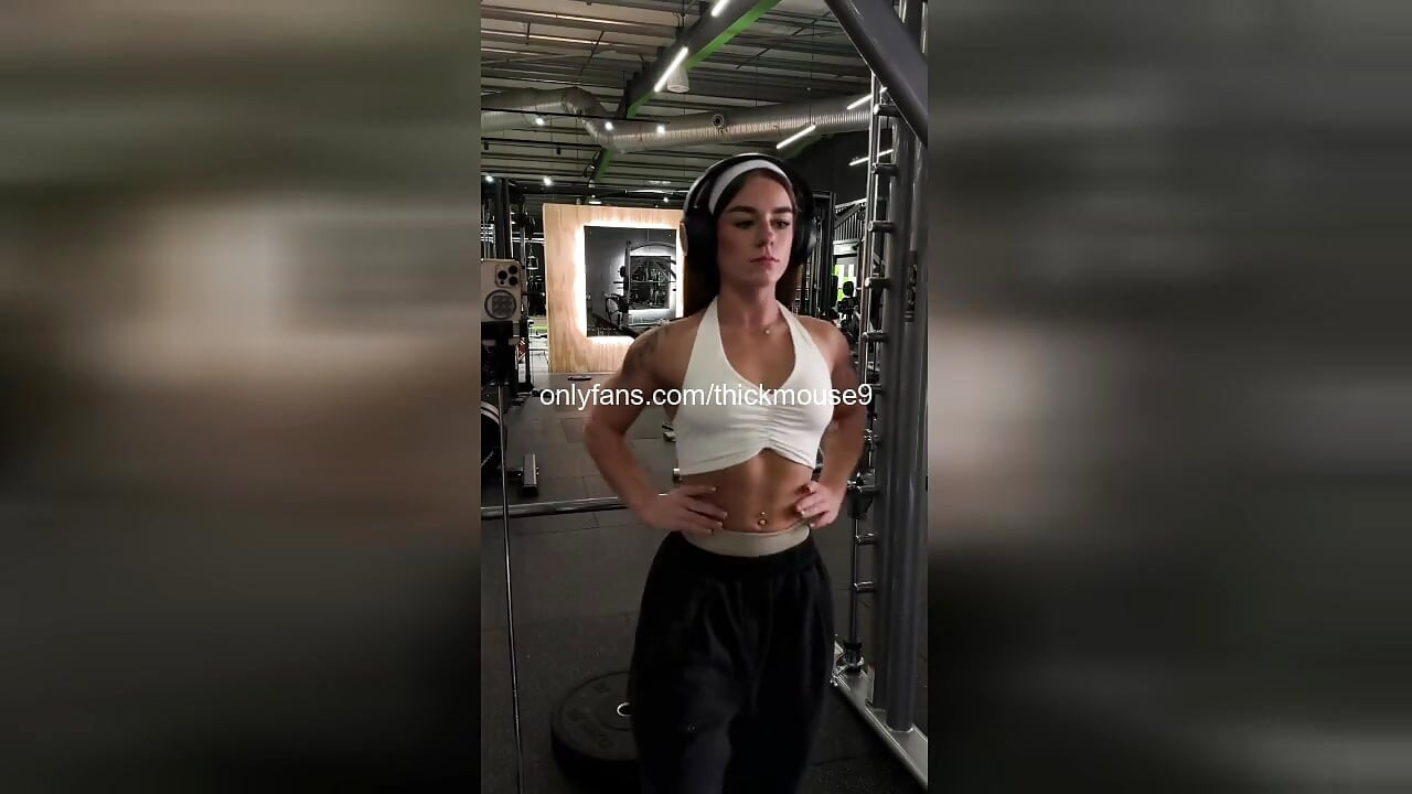 IG Live сквирт провал: 18-летняя киска взрывается и наводнения пол спортзала (грязная)