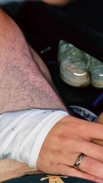 高速道路で見知らぬ男が近づいてきて、車の中で私を犯し、肛門に精液をしました | クリップ 1