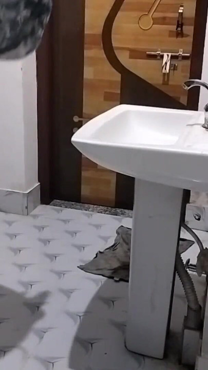 Snažan trenutak iz "Jebanje udate žene u blagovaonici (službeni video Villagesex91)"