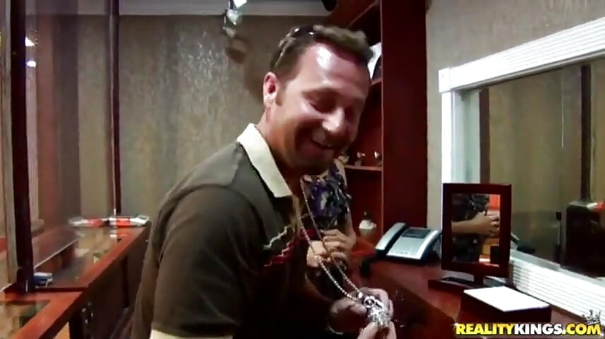 Chasseur de MILF - Gianna Lace, grenade de platine excitée, reçoit une réduction en fâlinant la chatte de Kimbo