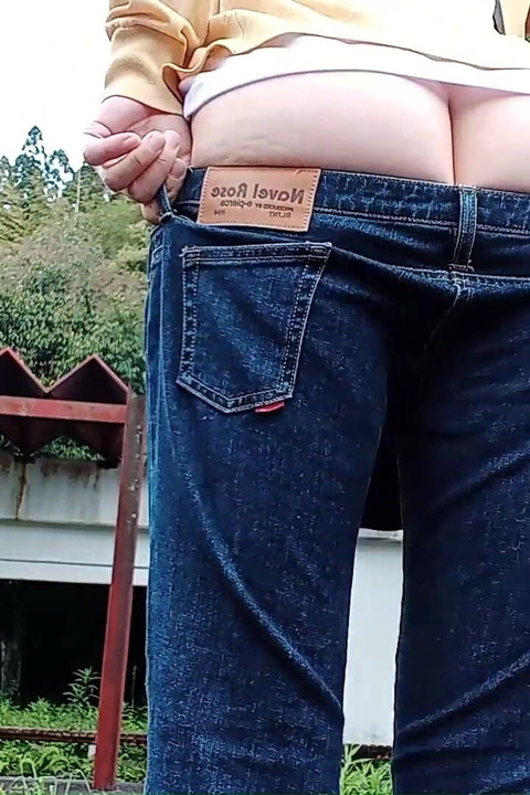 Outdoor Exposure in Ultra-low-rise Jeans