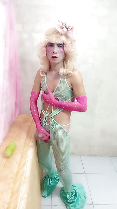 Oanh Le transgénero usando ropa sexy porno jugando con una lata artificial