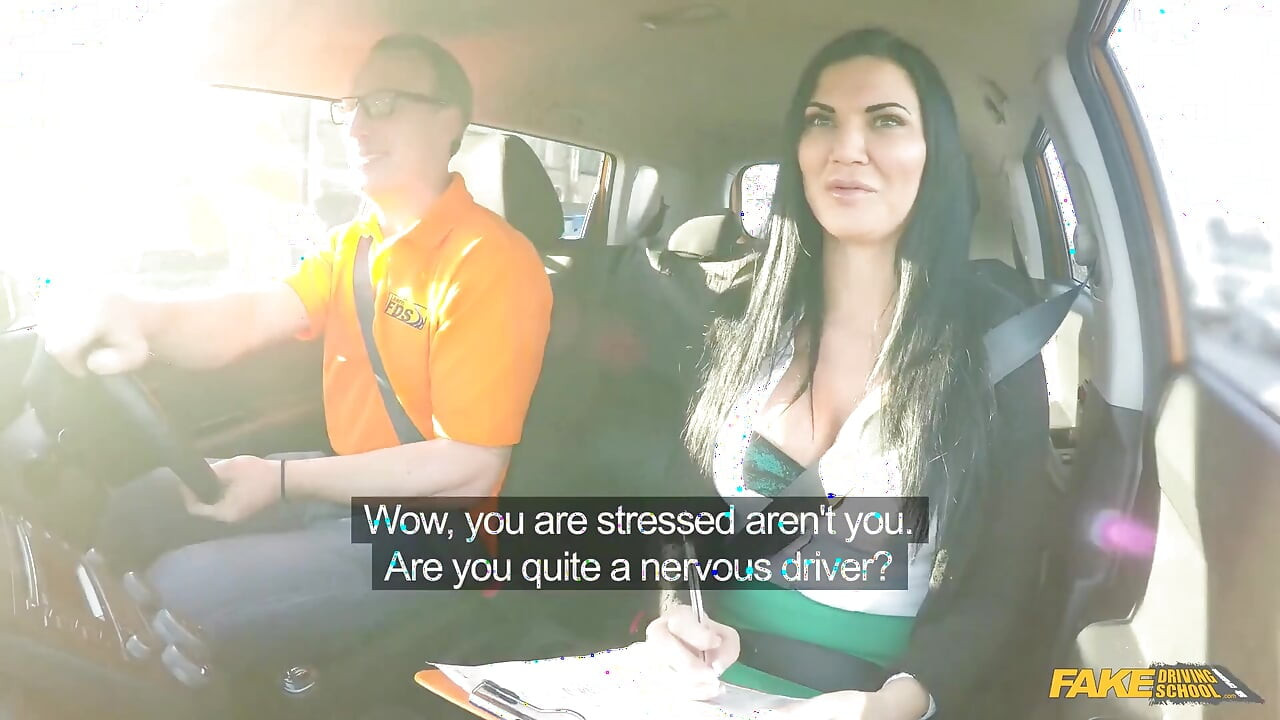 Fake driving school - kozatá instruktorka Jasmine Jae dává pohledným Lukem divoké hluboké hrdlo, na které nikdy nezapomene