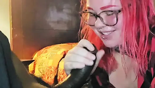 Рыжая Aubrey BigBabe304 сосет на большом толстом черном члене