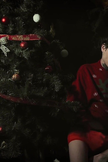 在圣诞树下手淫