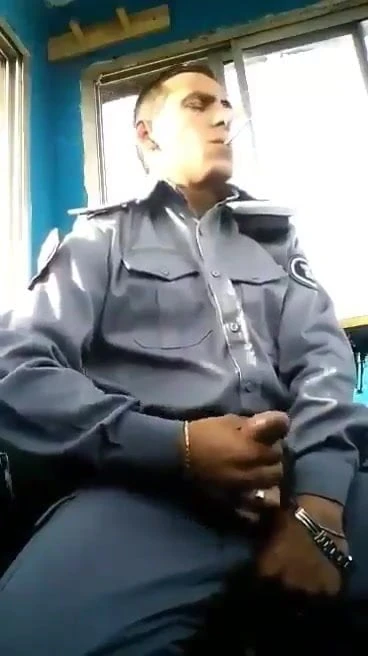 Policia recio se hace una paja