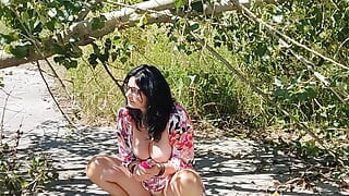 50+ reife schönheit masturbiert im freien