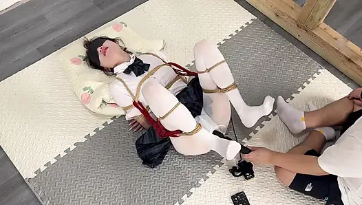 Японский белый шелк и кульминация с электрическим током