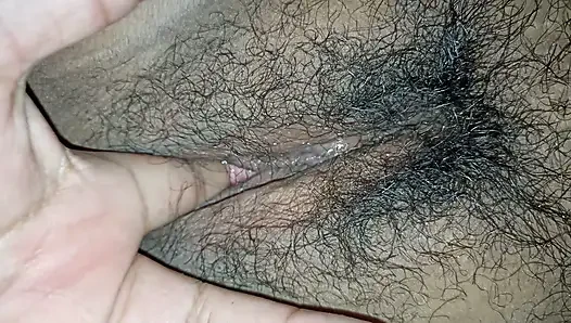 Önce parmaklarımı içine sokuyorum ve sonra yarağı şişman ve kıllı vajinasına sokuyorum