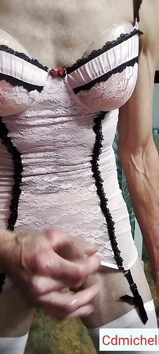 Cdmichelle u bijelom seksi donjem rublju igra se s kurcem do ogromnog tereta sperme