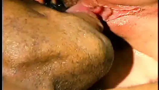 Zenci adam beyaz kızın amını derin ve sert sikmek için eğiliyor