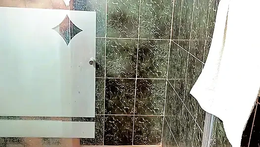 Seni duşta görmek amımı ıslatıyor ve seni sikmek istememi sağlıyor. Karın öğrenmediği sürece. Sik beni!