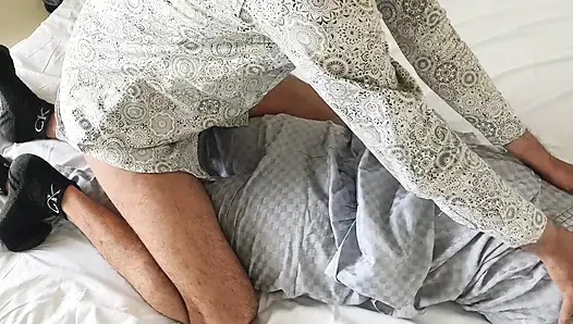 Pati ne apne patni ko romantic mood se chut ki chudai kiya aur chut ka maza liya . Indian desi village hindi viral sex videos