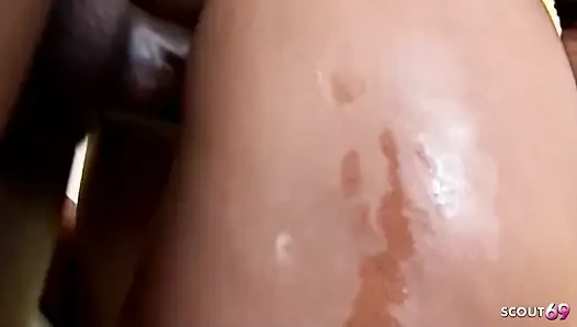 Ebenholz-teen felicia wird zu dritt mit dicken schwarzen schwänzen zum orgasmus gefickt