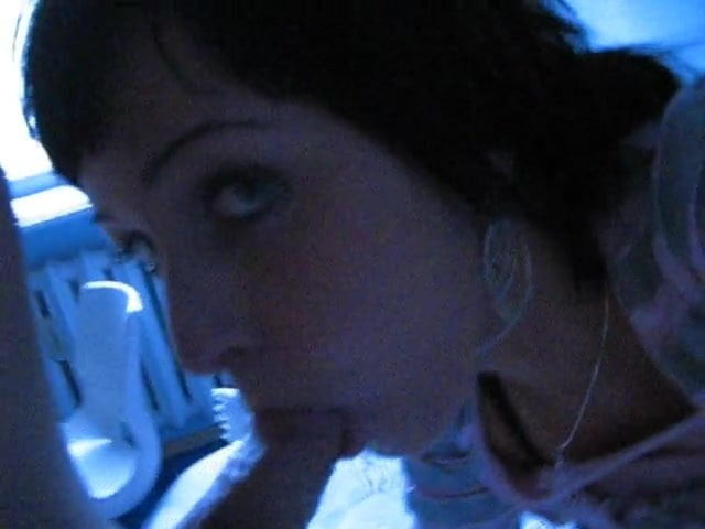 Amateur girlfriend sucks cock