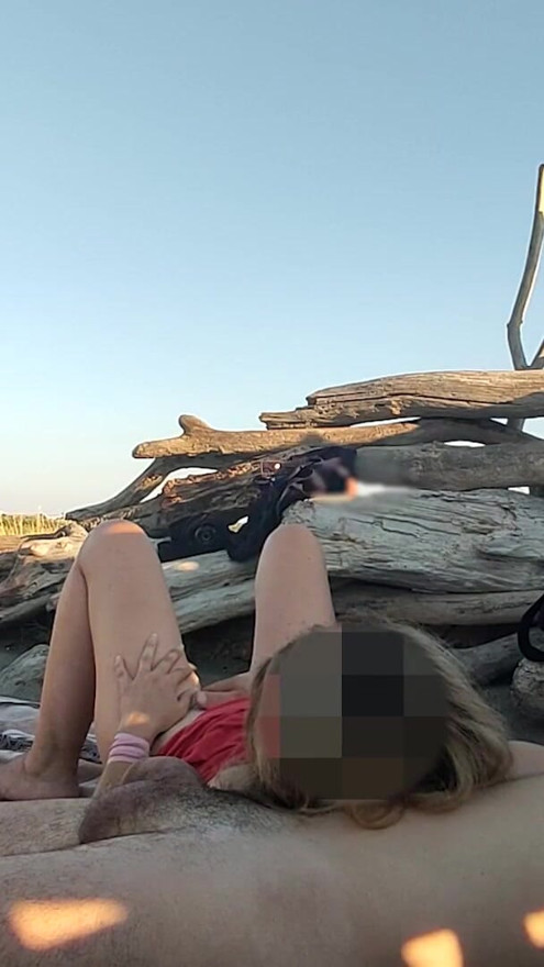 Bljesak pičke - stranac je uhvatio mog očuha kako mi dira pičku na javnoj plaži i drkao mu kurac - | Isječak 3