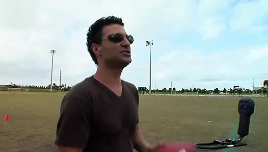 Büyük memeli hatun amını sert yarakla parçalıyor